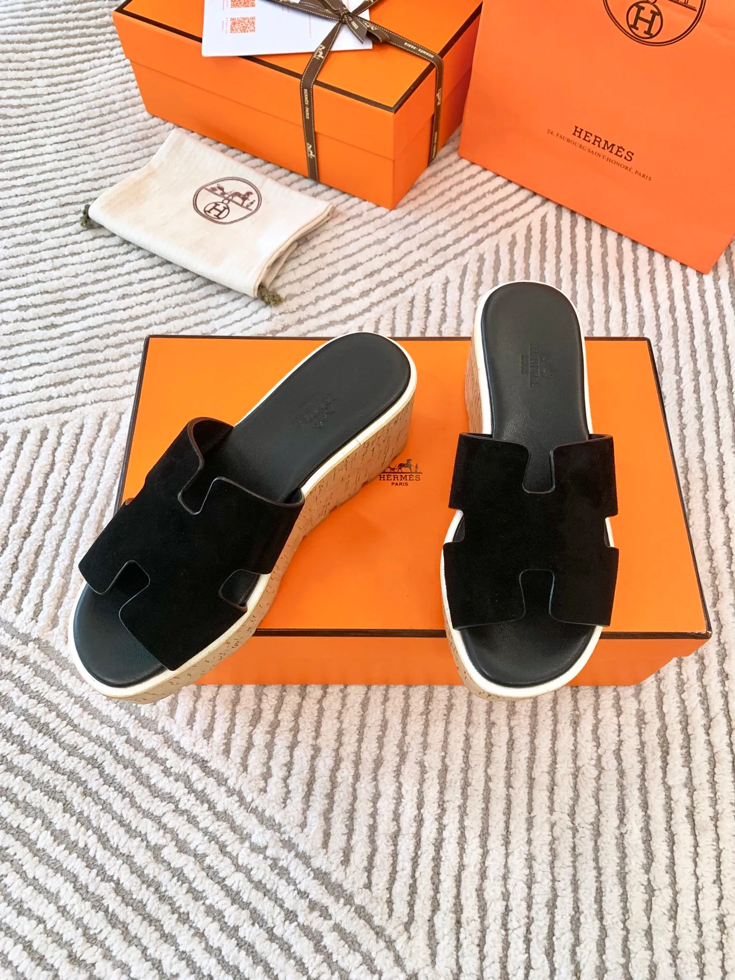 👟👟Ex-factory price 500👟👟 Peak enamel is made by hand, supreme purchasing agent level! Hermes spring and summer new slippers, high-end customization, exclusive products, the highest version in the industry, authentic mold opening and customization, laminating technology, heavy investment in development of a fully matched steel mold, perfect authentic version of the logo, exclusive correct version of the original font, Italian original calfskin cut upper, non-slip rubber outsole, lining: foot pads, pure imported Italian mixed breed, environmentally friendly goatskin, genuine leather welt, original packaging size: 34~41 (34.40. 41) Customized-no returns or exchanges